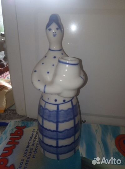 Статуэтка девушка с вазой. Гжель