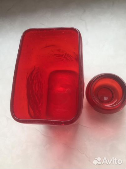 Вазы из красного стекла