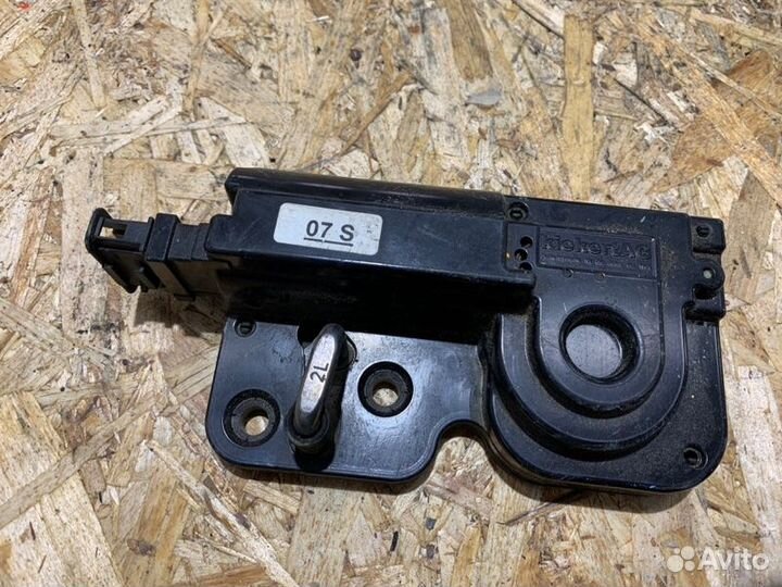 Замок багажника Volkswagen Touareg 2002-2010