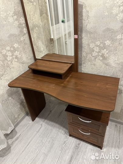 Туалетный столик с зеркалом