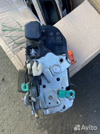 Замок двери передней левой dodge Ram