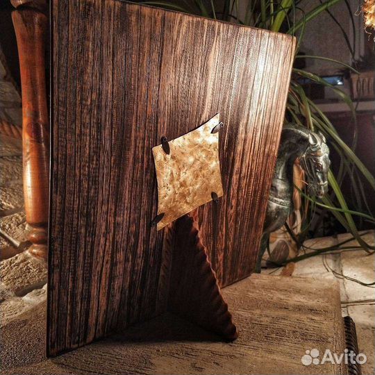 Часы настольные из массива вяза