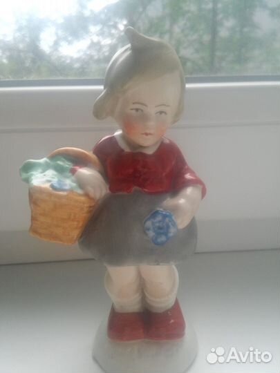 Довоенная статуэтка Девочка с корзинкой