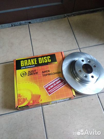 Передние тормозные диски не вентилируемые Логан