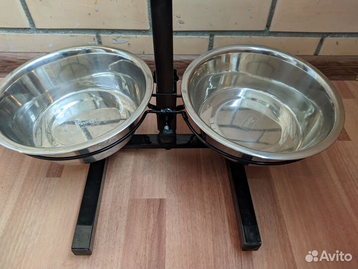 Стойка с мисками для кормления животных