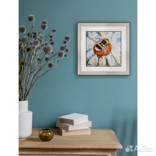 Картина маслом с пчелой