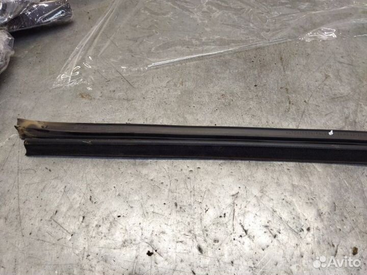 Накладка стекла задняя правая Renault Duster