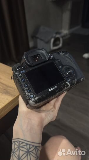 Зеркальный фотоаппарат Canon 5D Mark III