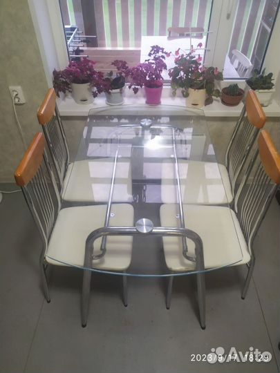 Кухонный стол и стулья