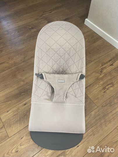 Шезлонг babybjorn с игрушкой
