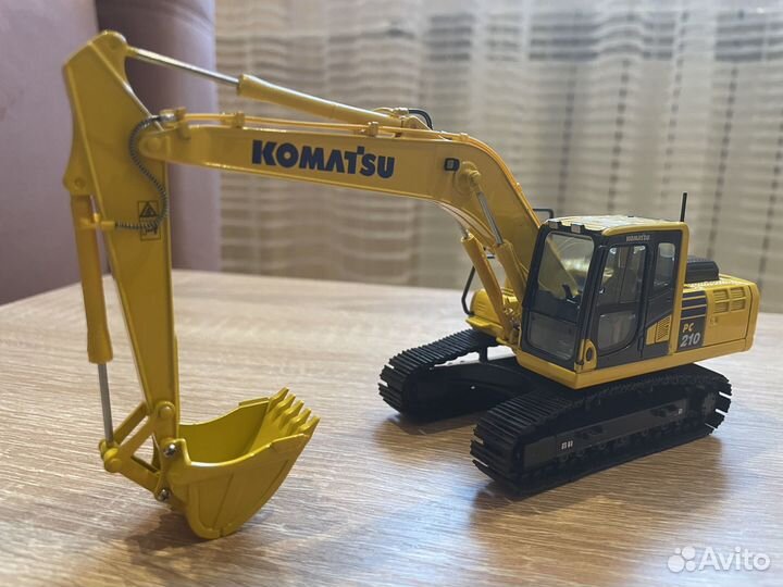 Модель экскаватора komatsu