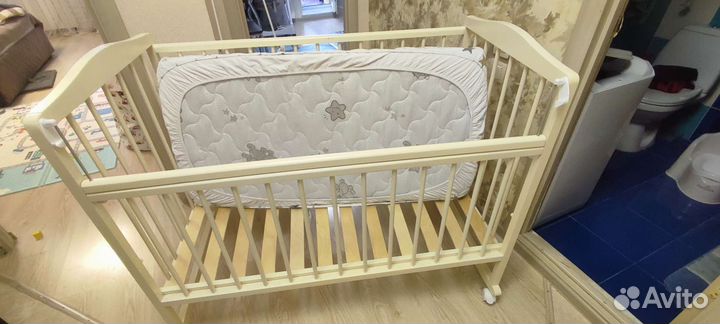 Детская кроватка с матрасом
