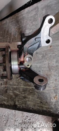 Поворотный кулак передний левый Камри