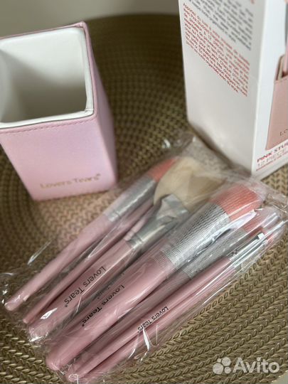 Кисти для макияжа с подставкой