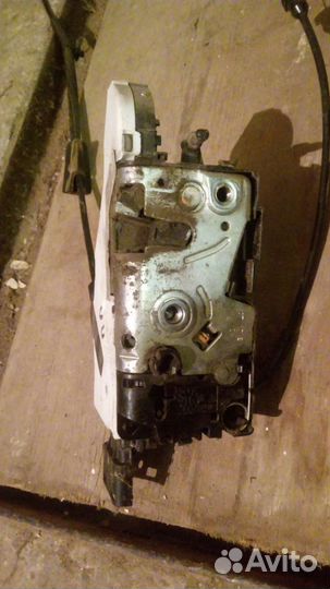 Замок двери передней правой на пежо 207