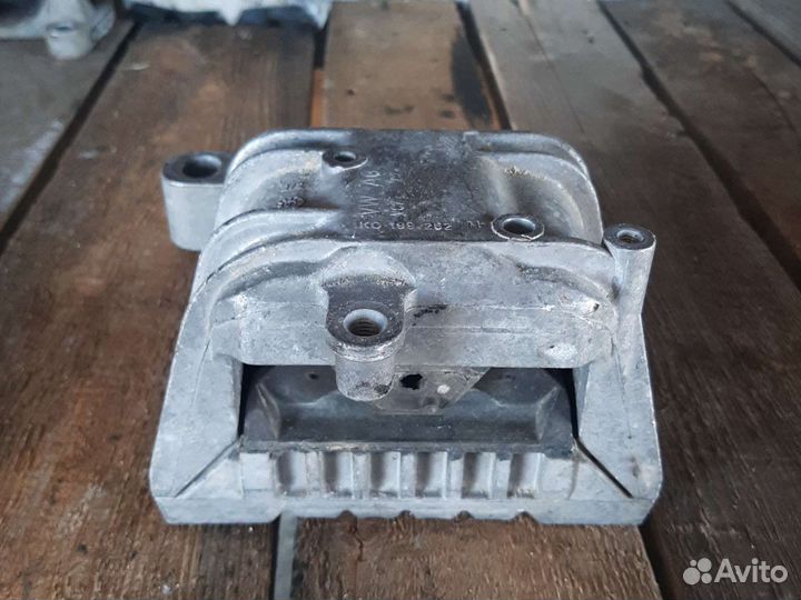 Подушка двигателя VW Passat B6 1.9 TDI