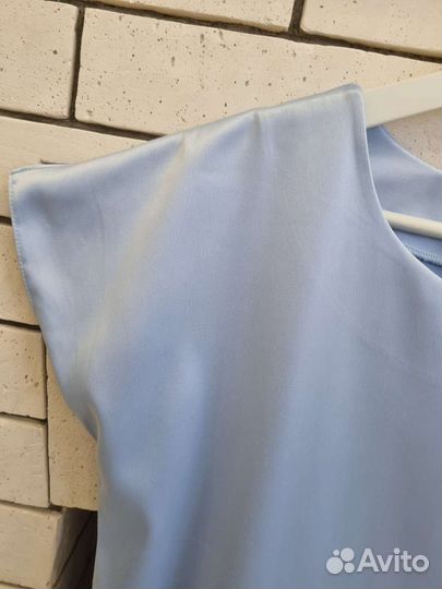 Платье из плотного атласа