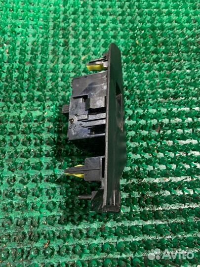 Кнопка стеклоподъемника задняя правая Toyota Prius