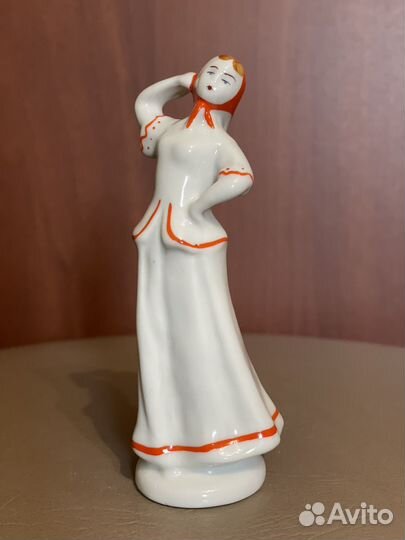 Фарфоровая плясунья с платком