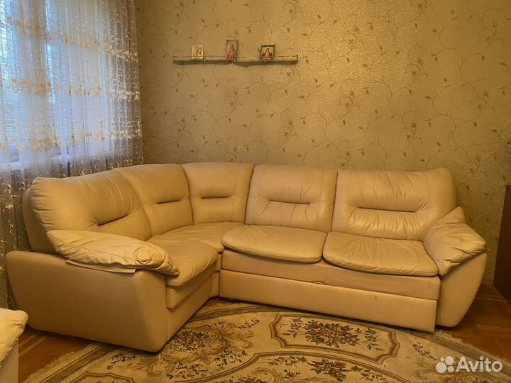 Кожаный диван и кресло