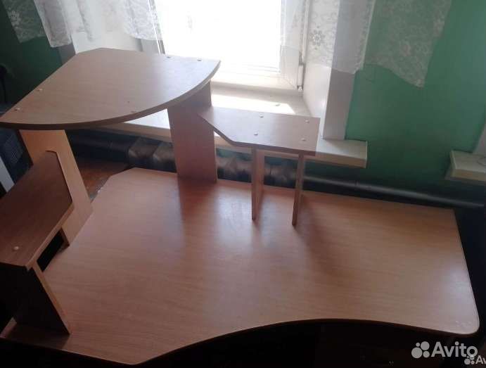 Компьютерный стол угловой с полками