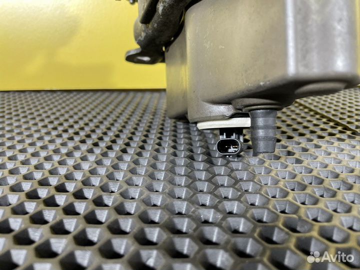 Петля капота левая Mercedes-Benz E-class