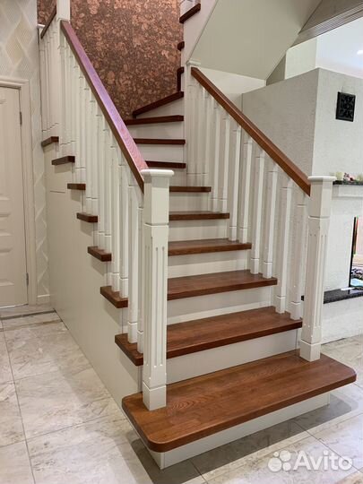 Лестница закрытого типа на металлокаркасе