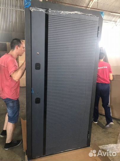 Входные двери металлические с дефектом