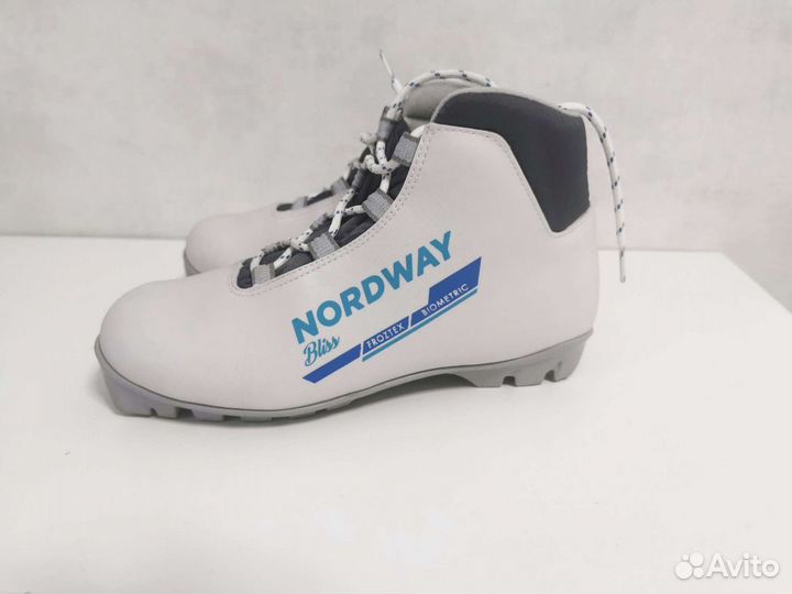 Лыжные ботинки женские в состоянии новых