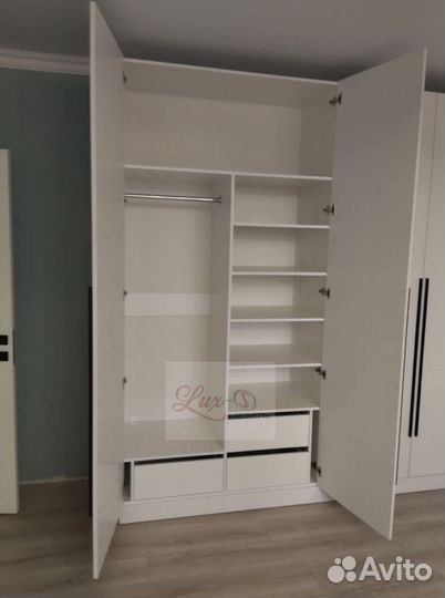 Яркий стильный шкаф купе