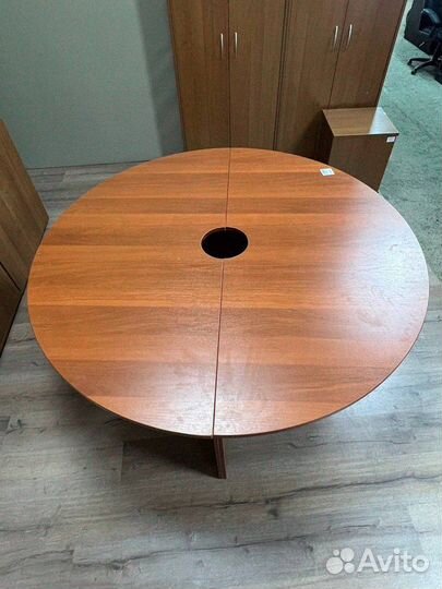 Стол круглый в офис