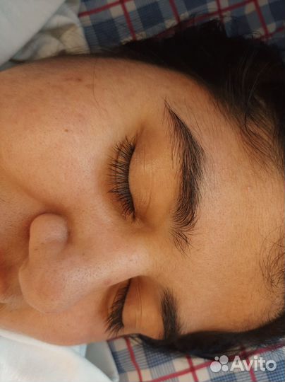 Модель на брови