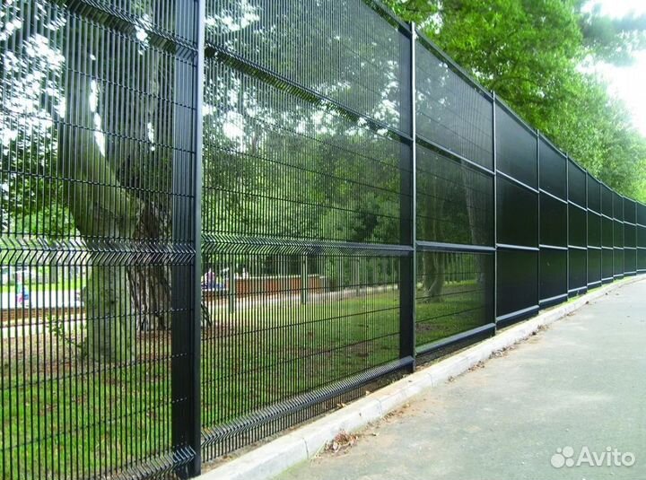 Забор из 3D сетки с металлическими столбами качест