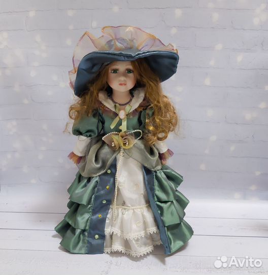 Кукла фарфоровая remeco в шляпе 42 см