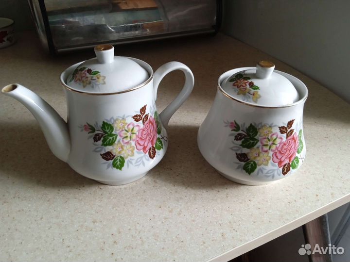 Заварочный чайник и сахарница