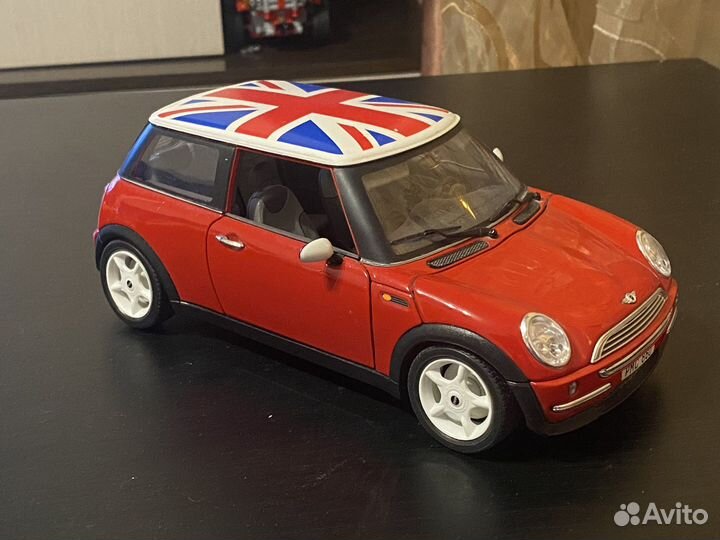 Модель Mini cooper Burago 1/18