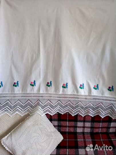 Подзор с вышивкой