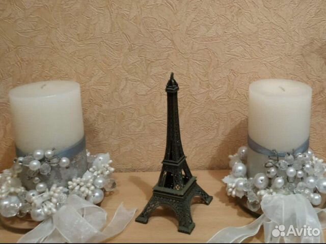 Свечи и статуэтка Эйфелева башня