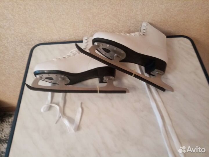 Коньки женские 40 размер. Новые