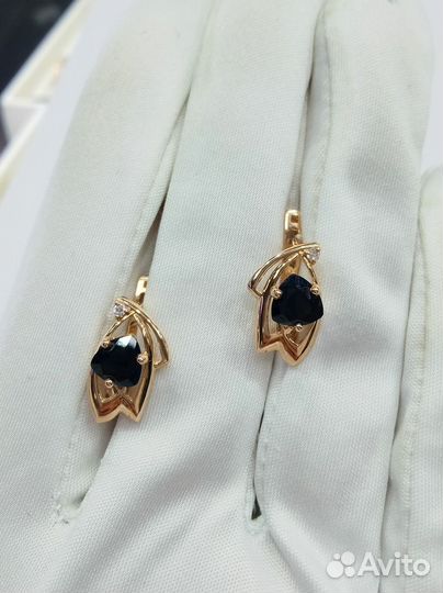 Золотые серьги с камнем