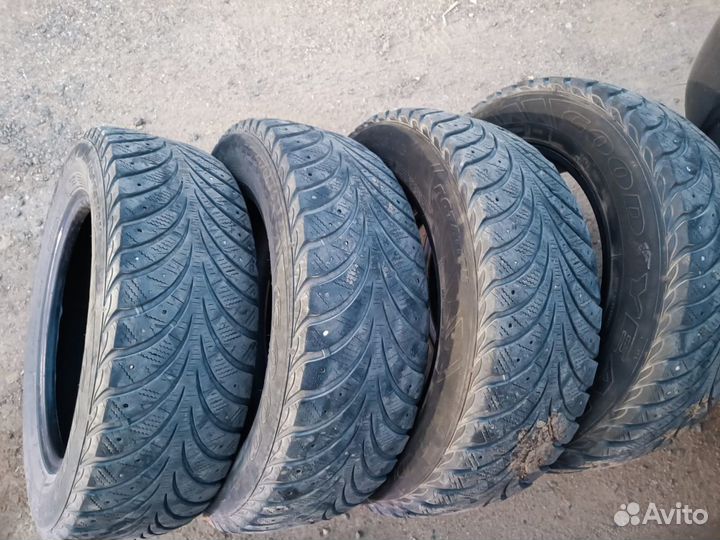 Goodyear UltraGrip Extreme 215/65 R16 98T