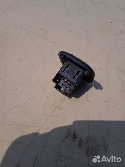 Кнопка стеклоподъёмника задняя Nissan Terrano 2