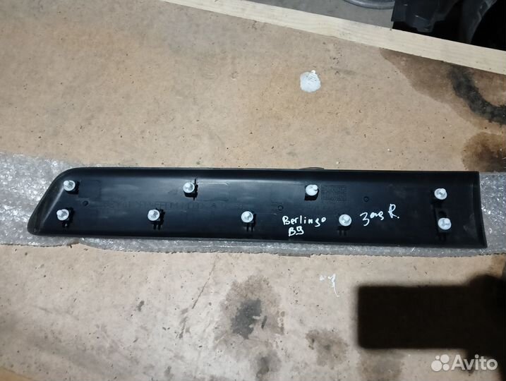 Молдинг двери задней правой Citroen Berlingo 2