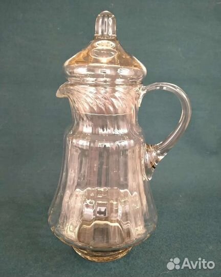 Стеклянный кувшин с крышкой
