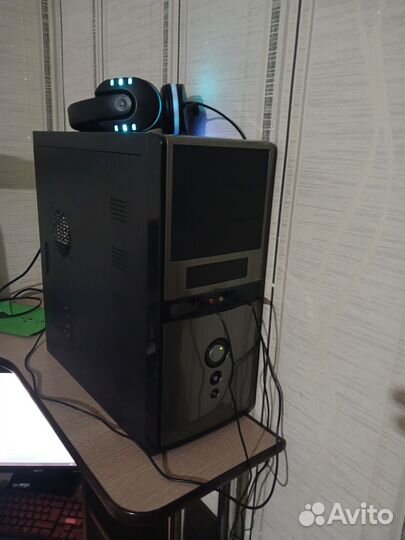 Игровой компьютер с монитором и клавиатурой