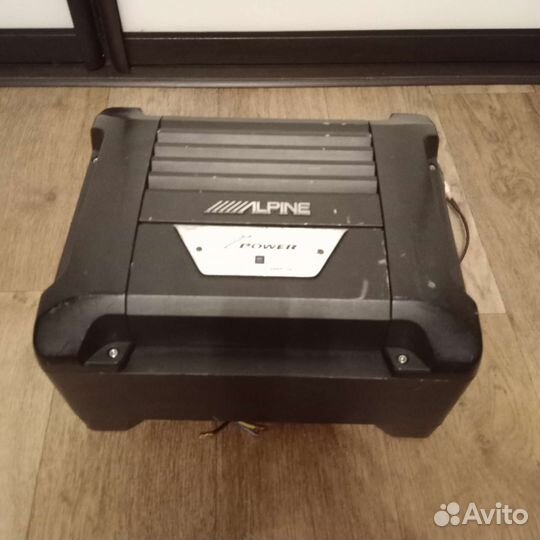 Сабвуфер и усилитель в автомобиль