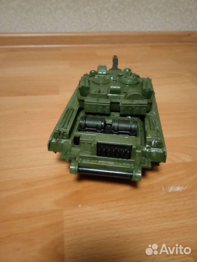 Танк игрушка
