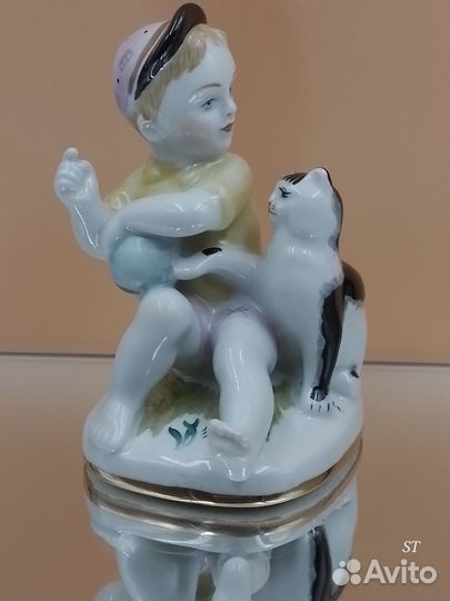 Статуэтка фарфоровая 