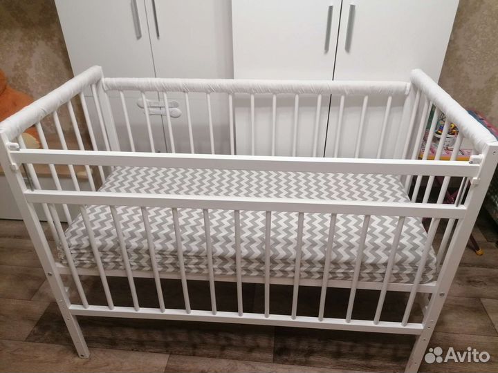 Детская кроватка с маятником белая