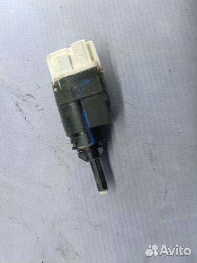 Концевик педали тормоза Renault Logan 2